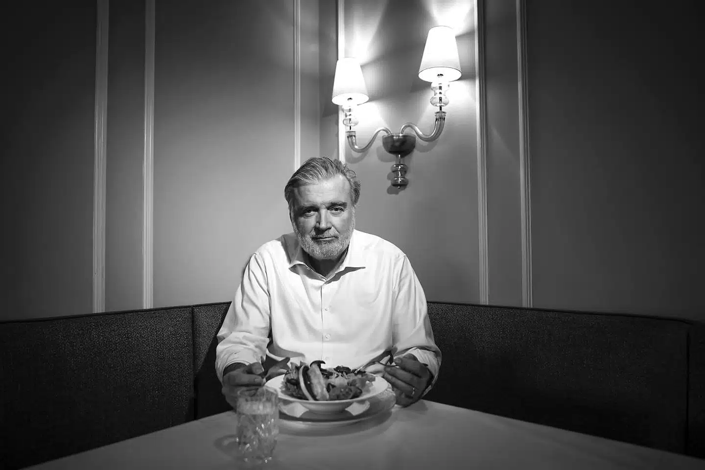 »De serverede normalt 41 retter, men de havde lavet lidt ekstra til os, så jeg tror det endte på 52 retter.«, fortæller Lars Seier Christensen om en restaurant i Barcelona, der serverede et af det mest mindeværdige måltider i forretningsmandens liv. På fotoet får han sig en sund salat på Hotel d'Angleterre, da han pt. holder »hvid januar«.