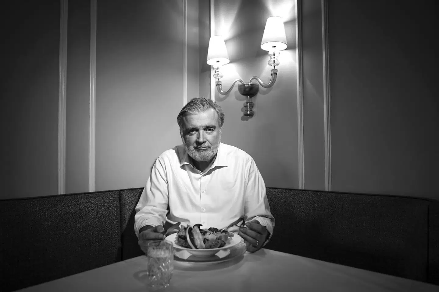 »De serverede normalt 41 retter, men de havde lavet lidt ekstra til os, så jeg tror det endte på 52 retter.«, fortæller Lars Seier Christensen om en restaurant i Barcelona, der serverede et af det mest mindeværdige måltider i forretningsmandens liv. På fotoet får han sig en sund salat på Hotel d'Angleterre, da han pt. holder »hvid januar«.