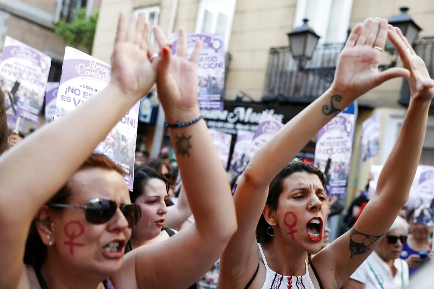 Spaniens nye samtykkelov blev til under indtryk af massedemonstrationer i forbindelse med voldtægtssagen mod en gruppe mænd kendt som »Ulvekoblet«. Men det ville være synd at sige, at den hidtil har virket efter hensigten.