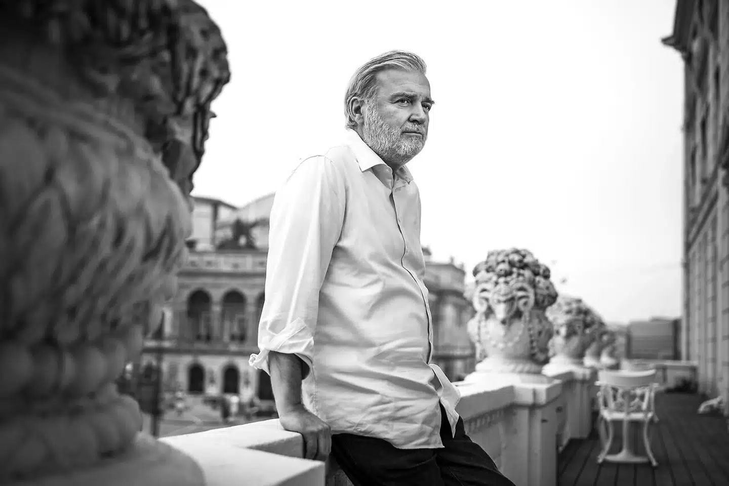 Lars Seier Christensen bor det meste af året i Schweiz, men bor gerne i sin suite på Hotel d'Angleterre når han er i Danmark. Altanen har udsigt over Kongens Nytorv.