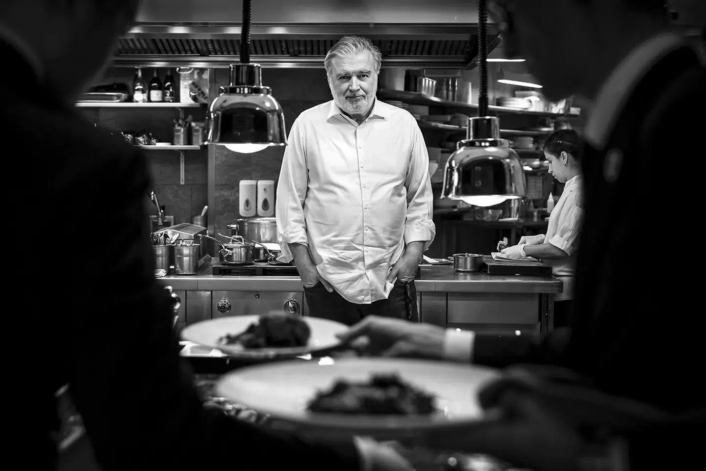 Selvom Lars Seier Christensen sætter stor pris på den højere gastronomi, så skammer han sig ikke over at tage en tur på Burger King. Her er han i køkkenet under Hotel d'Angleterre.