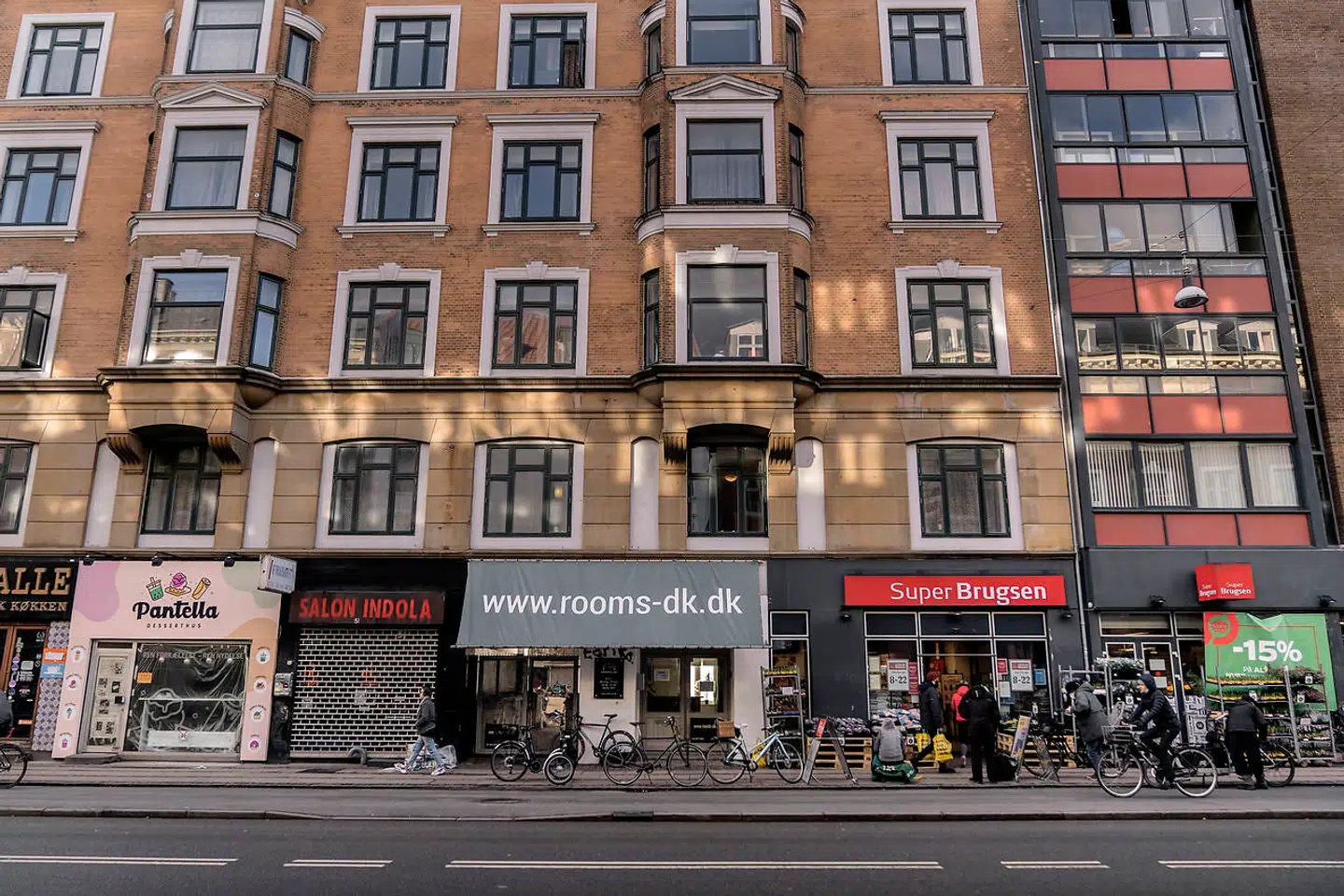 Politiet er fredag aften talstærkt til stede på Nørrebrogade ved Super Brugsen på grund af en anmeldelse om knivstikkeri.