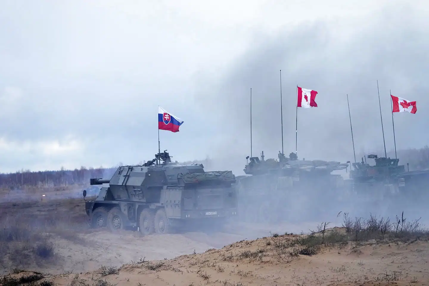 En slovakisk Zuzana-2 og canadiske LAV under en øvelse i Letland.