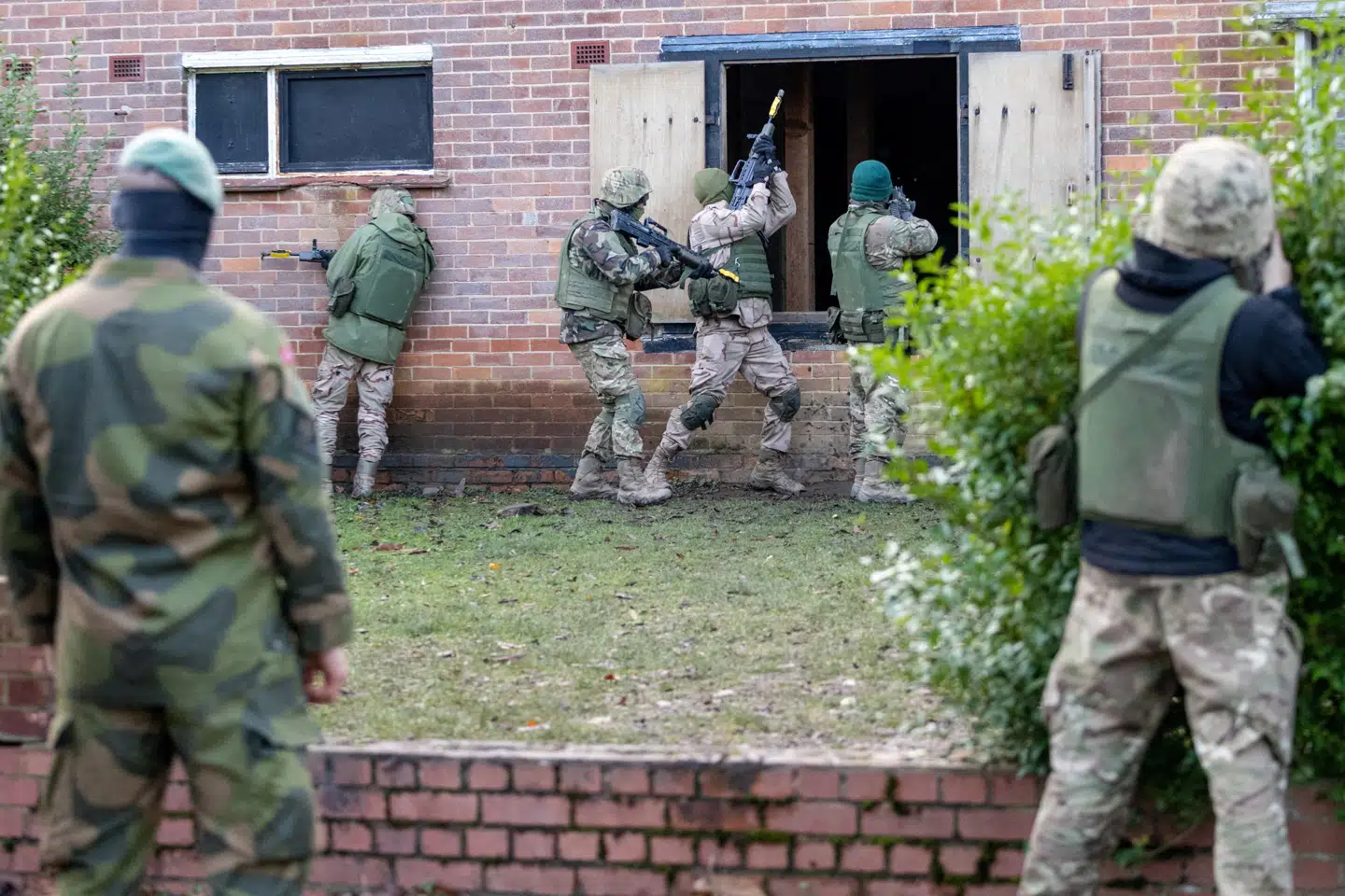 Ukrainske soldater under en øvelse i forbindelse med et træningsprogram i Storbritannien.