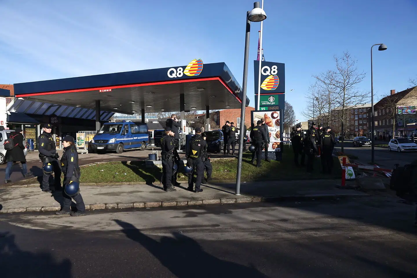 Adskillige betjente kan ses i området omkring moskeen på Dortheavej på Nørrebro i København.