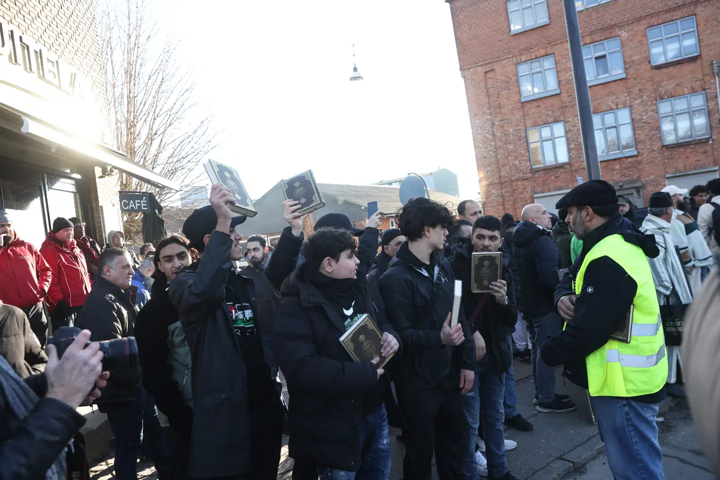 Fremmødte på Nørrebro viser Koranen frem.