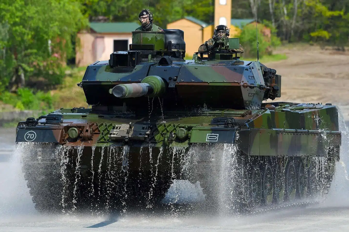 Polen og andre lande har længe ønsket at sende Leopard-kampvogne til Ukraine, men har manglet en godkendelse fra Tyskland, som har produceret kampvognene. Foto: PATRIK STOLLARZ / AFP