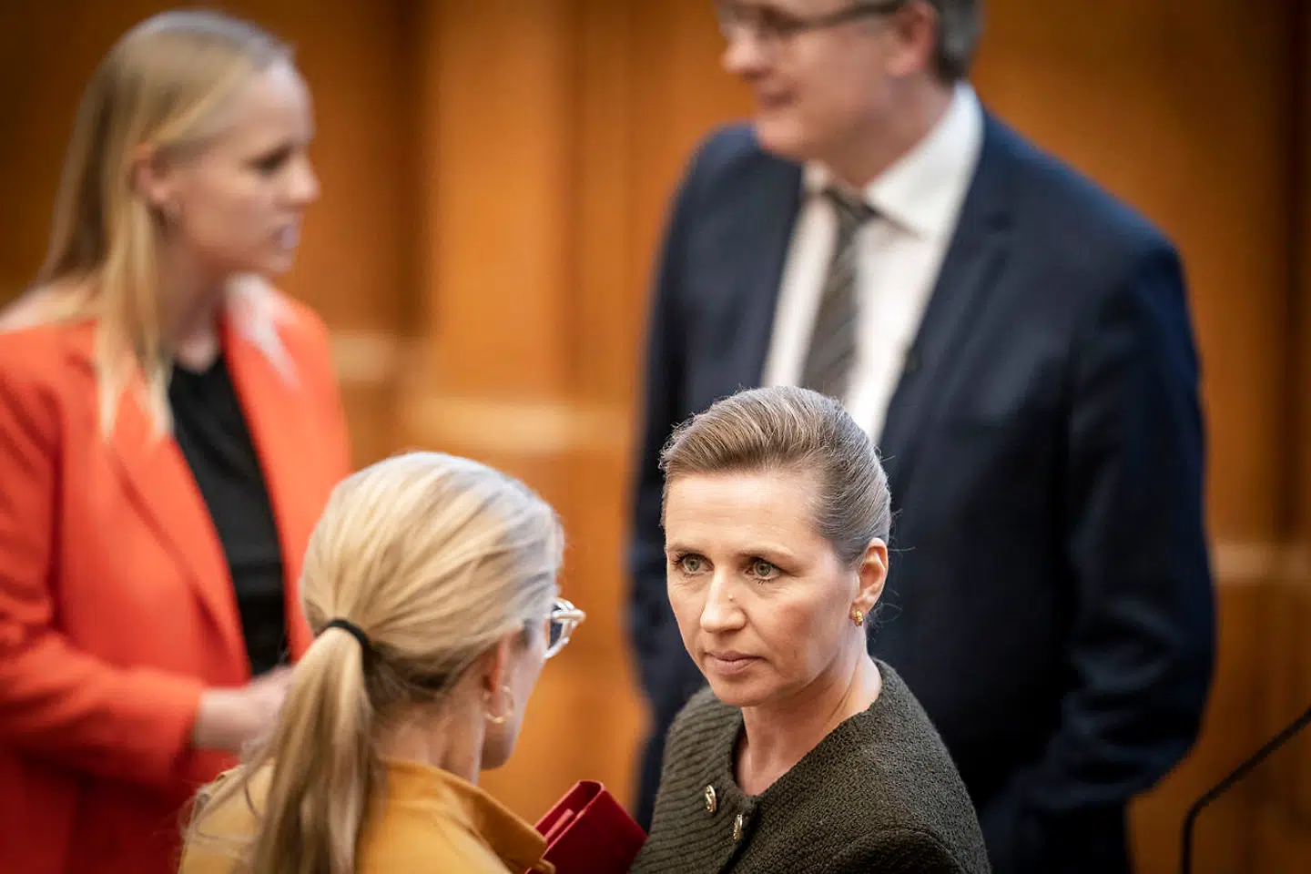 Statsminister Mette Frederiksen (S) og beskæftigelsesminister Ane Halsboe-Jørgensen (S) i samtale inden statsministerens tale i Folketinget tirsdag den 17. januar. Regeringen konstaterer nu, at også arbejdsgiverne finder forslaget om at afskaffe store bededag »problematisk«.