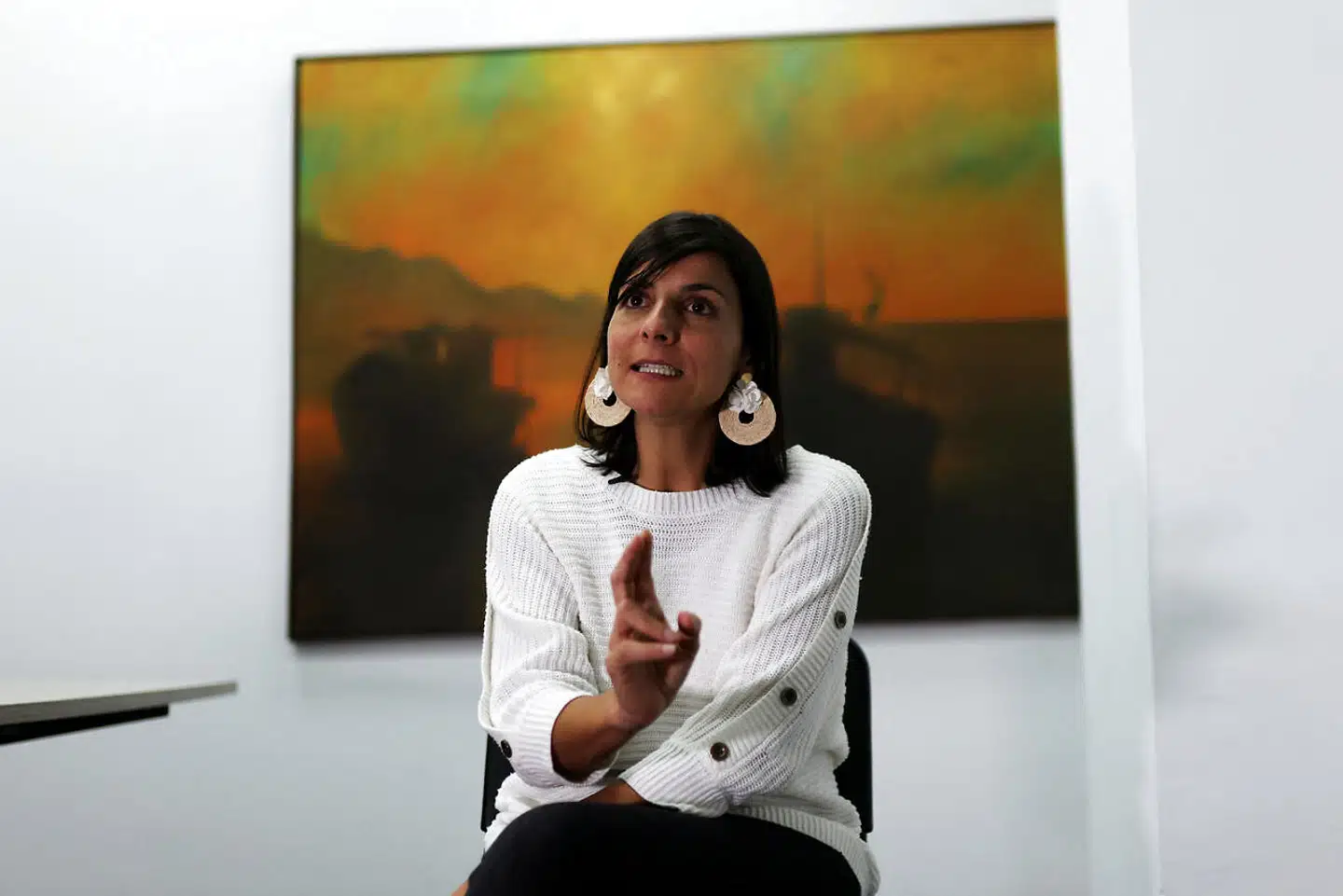 Den colombianske energiminister, Irene Vélez, fik hård kritik, da hun tog imod sin spanske kollega iført tennissko. Øreringene, hun bærer på dette billede, ville også blive påtalt, hvis hun arbejdede i Udenrigsministeriet.