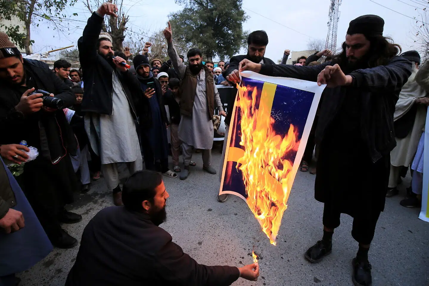 Hundreder, eller måske tusinder, gik mandag og tirsdag på gaden for at demonstrere mod Rasmus Paludans afbrænding af en koran forleden i Stockholm. Det truer med at kaste Sverige ud i en slags mini-Muhammed-krise og presser regeringen.
