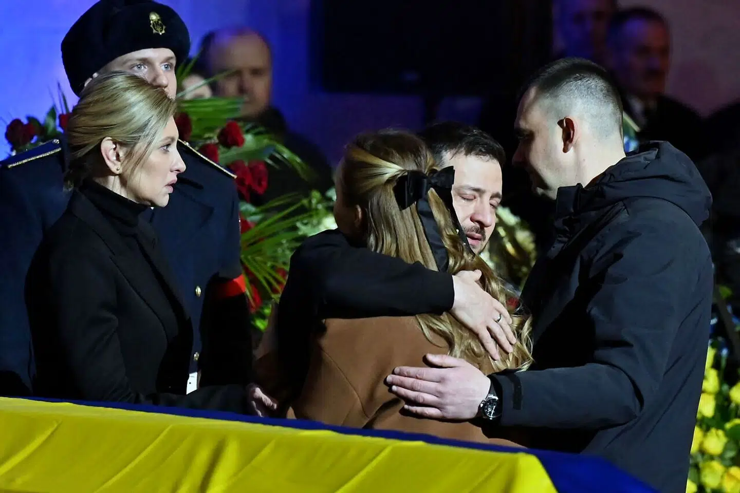 Ukrainerne har formået at holde fast i vores støtte. Det skyldes ikke mindst deres gode resultater på slagmarken. Men krigen er langt fra slut. Her trøster Ukraines præsident, Volodymyr Zelenskyj, og hans hustru, Olena Zelenska, pårørende ved begravelsen af Ukraines indenrigsminister, som blev dræbt i et helikopterstyrt 18. januar.