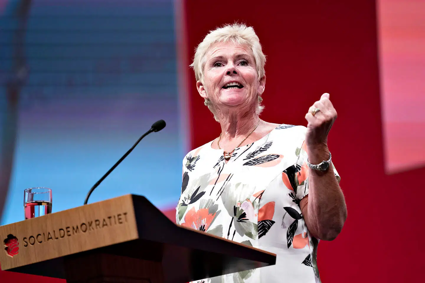»Demonstrationer og aktiviteter uden for forhandlingslokalet bliver aldrig nogensinde normen i Danmark. Medmindre man helt grundlæggende piller ved den danske model. Medmindre man ikke vil forhandle. Og det er jo den situation, vi er i,« skriver Lizette Risgaard om regeringens planer for store bededag. Her er hun på talerstolen ved Socialdemokratiets Kongres 18. september 2021.