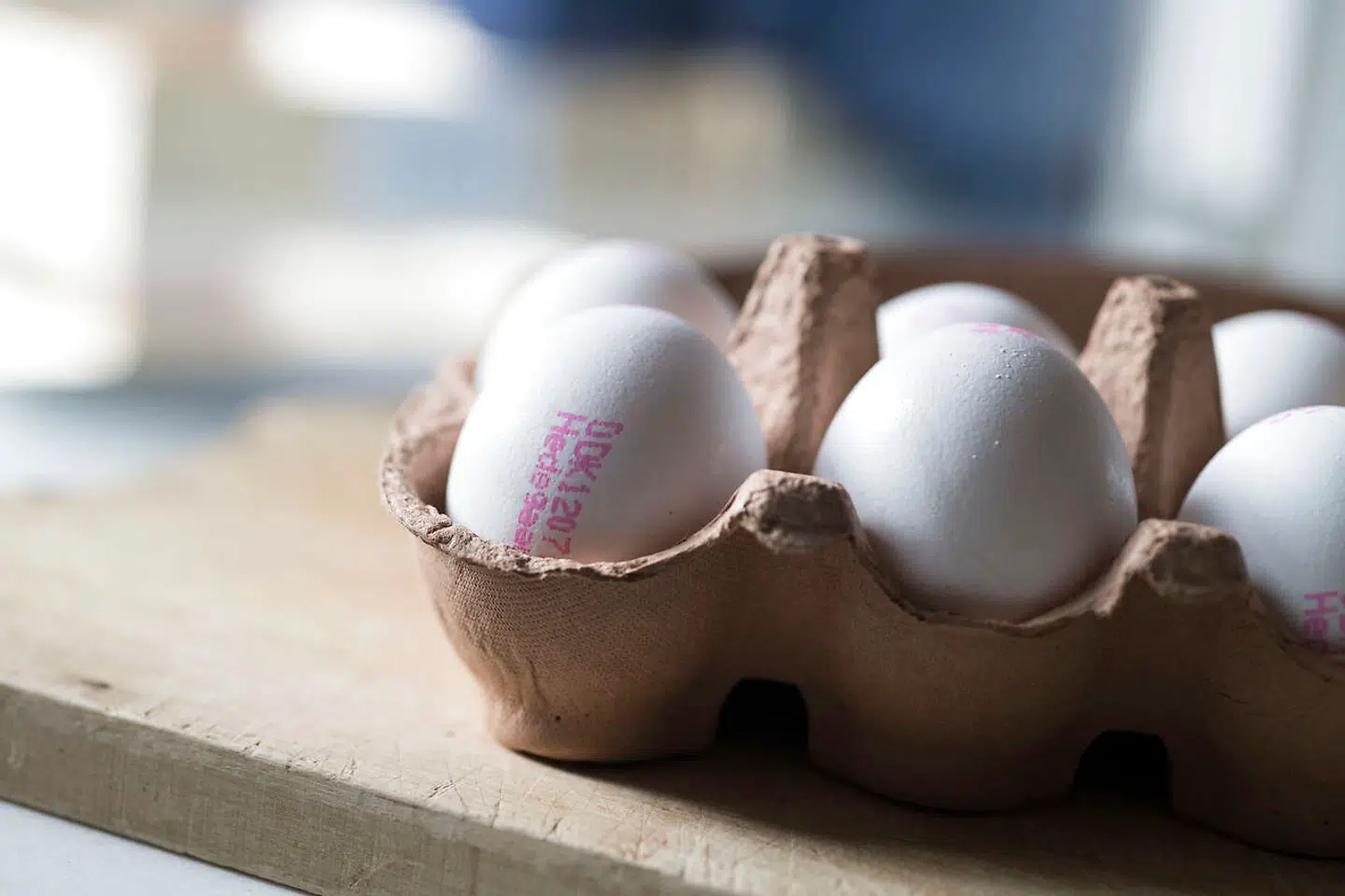 Risikerer min immunitet at blive svækket ved at spise æg – især økologiske æg? Spørgsmålene står i kø hos danskerne efter fund af for høje værdier af sundhedsskadelige PFAS-stoffer.