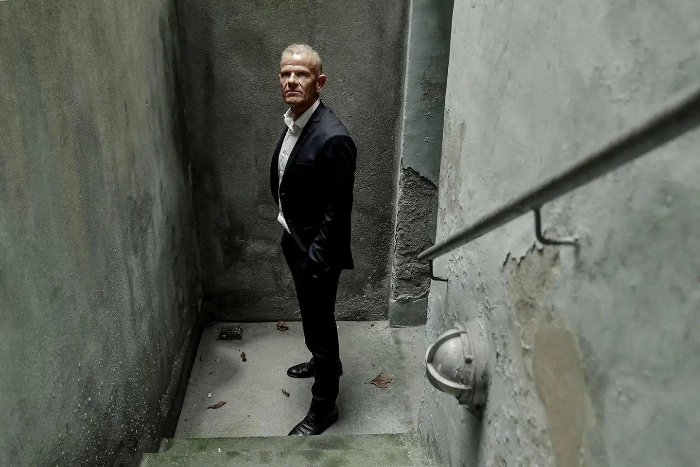 »Både den tiltalte og hans forsvarere har – ligesom de tiltalte i totalitære stater – hele tiden bedt om, at dørene blev åbnet. Dette er ikke så mærkeligt. De åbne døre er det stærkeste værn for tiltaltes retssikkerhed. Dertil kommer, at der er så mange mærkelige hændelser i denne sag, der får mange danskere til at tvivle på, om alt er gået rigtigt til,« skriver Eva Smith om tiltalen mod Lars Findsen.