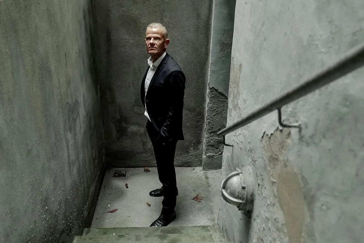 »Både den tiltalte og hans forsvarere har – ligesom de tiltalte i totalitære stater – hele tiden bedt om, at dørene blev åbnet. Dette er ikke så mærkeligt. De åbne døre er det stærkeste værn for tiltaltes retssikkerhed. Dertil kommer, at der er så mange mærkelige hændelser i denne sag, der får mange danskere til at tvivle på, om alt er gået rigtigt til,« skriver Eva Smith om tiltalen mod Lars Findsen.