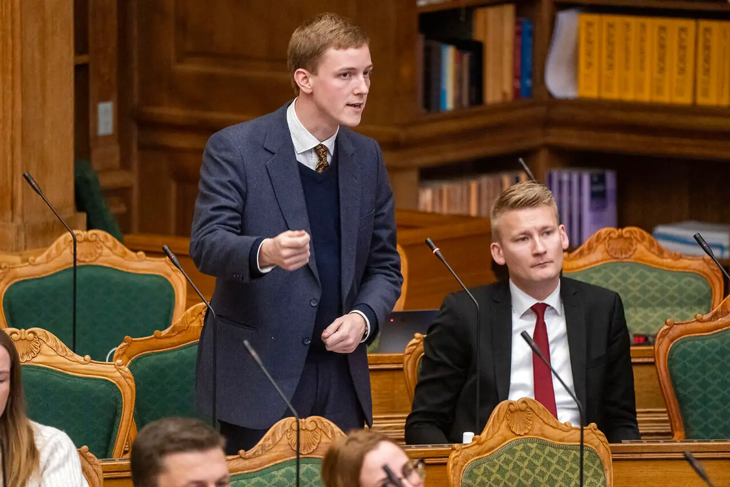 Under åbningsdebatten i Folketinget 19. januar sad Mikkel Bjørn (tv.) ved siden af DFs Peter Kofod. På det tidspunkt var 27-årige Bjørn medlem af Nye Borgerlige. Det var dengang, og fremover skal de begge respræsentere Dansk Folkeparti, der ellers tidligere har været meget skeptiske over for partihoppere.
