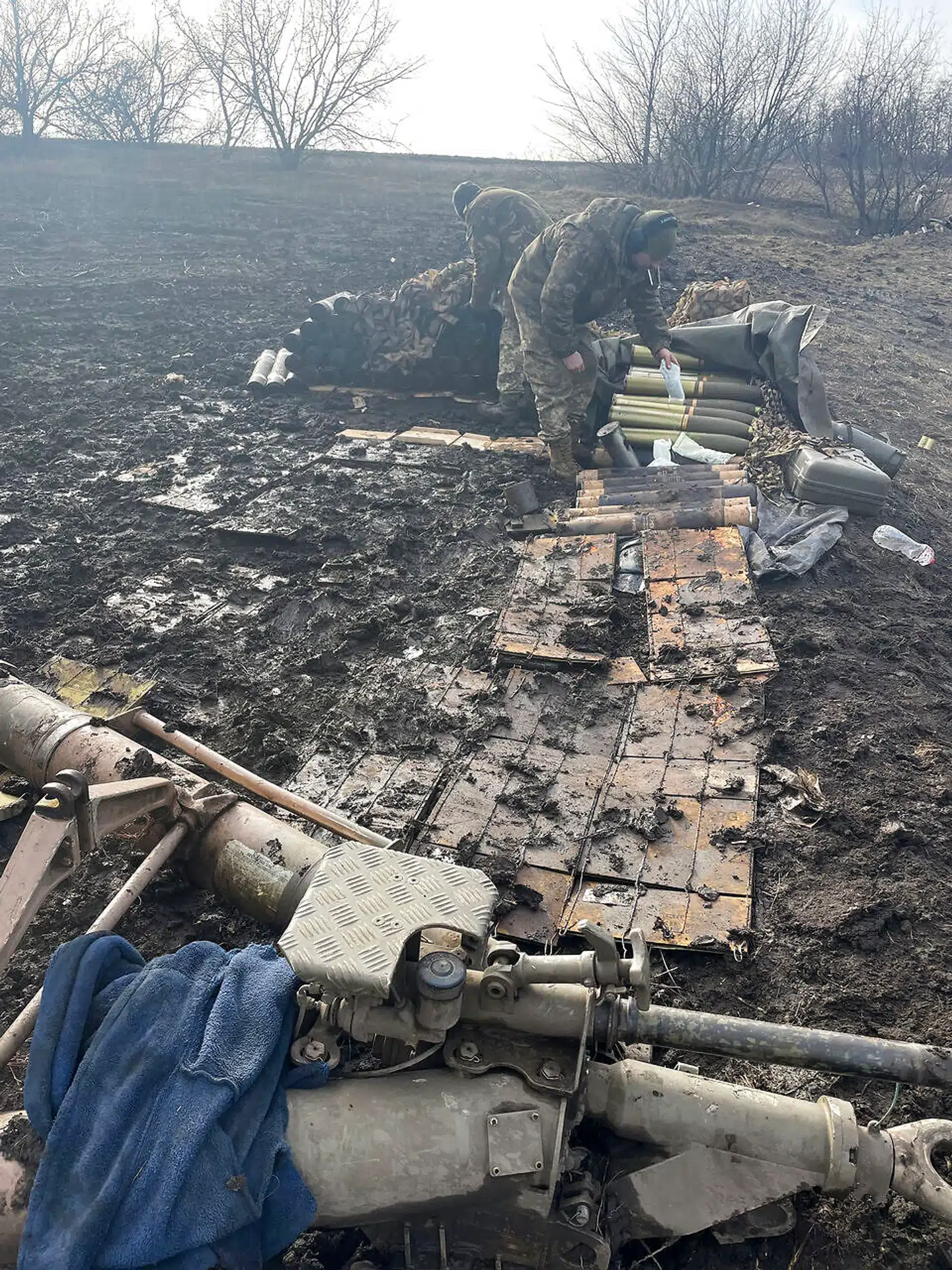 »I sidste uge var vores arbejde ved Soledar præget af bidende frostvejr, nu løber vi i mudder og skidt,« skriver Denys Nazarenko.