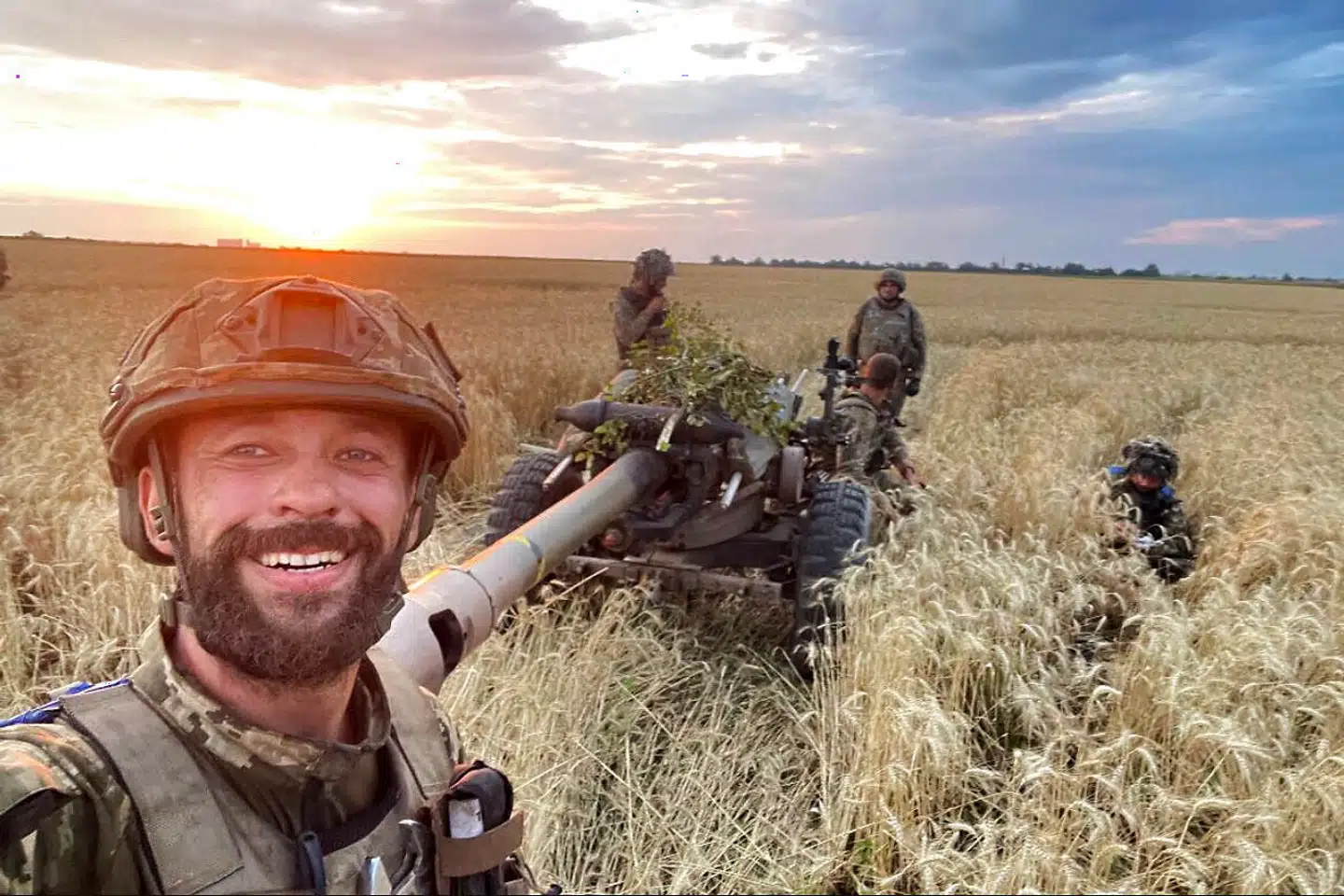 »Hvis jeg for at befri vores land fra de russiske besættere må lade krigen overtage mit liv og optage hvert eneste minut af hver eneste dag, for bare at få de sidste af dem til at komme snart, vil jeg og mine våbenbrødre, som for de flestes vedkommende kæmper frivilligt, fylde krigen med selvopofrelse og mod,« skriver Denys Nazarenko fra fronten. På billedet ses Denys Nazarenko med en af sine delinger i Kherson-regionen, august 2022.