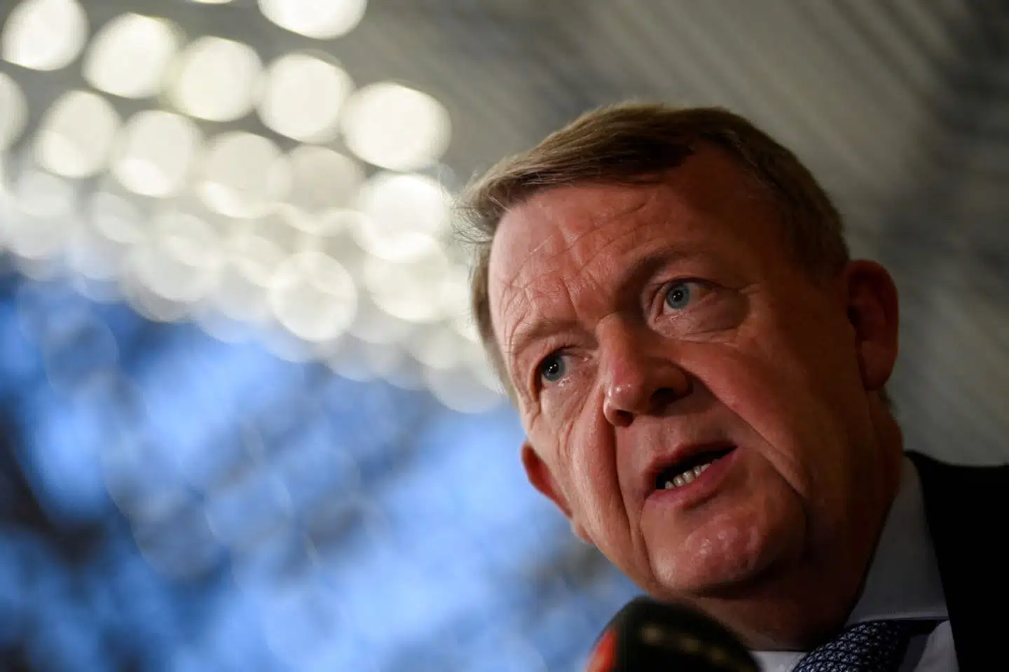 Udenrigsminister Lars Løkke Rasmussen (M) kalder det »beskæmmende« og »skamfuldt«, at Rasmus Paludan har brændt en koran af i Sverige og dermed medvirket til at vende Tyrkiet i mod svensk medlemskab af NATO. Løkke tror dog fortsat, at det vil lykkes at overbevise Tyrkiet om at lade Sverige og Finland komme med i NATO. – Foto: John Thys/Ritzau Scanpix