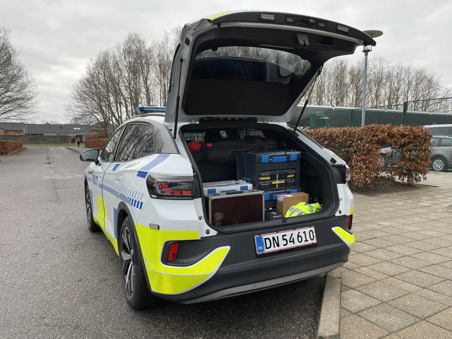 De nye elektriske patruljevogne skal indgå i politiets flåde som enhver anden patruljevogn, hvilket betyder, at de skal kunne indeholde den samme mængde udstyr. Noget, der indtil for nylig ikke var ret mange elbiler, som kunne.