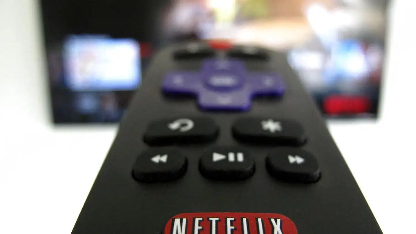 Flertallet af dem, der lige nu låner andres Netflix-abonnement for at se med, vil ikke selv købe et abonnement, hvis der spærres for muligheden. Men mange vil godt, og derfor tager streaminggiganten nu livtag med de mange gratister.