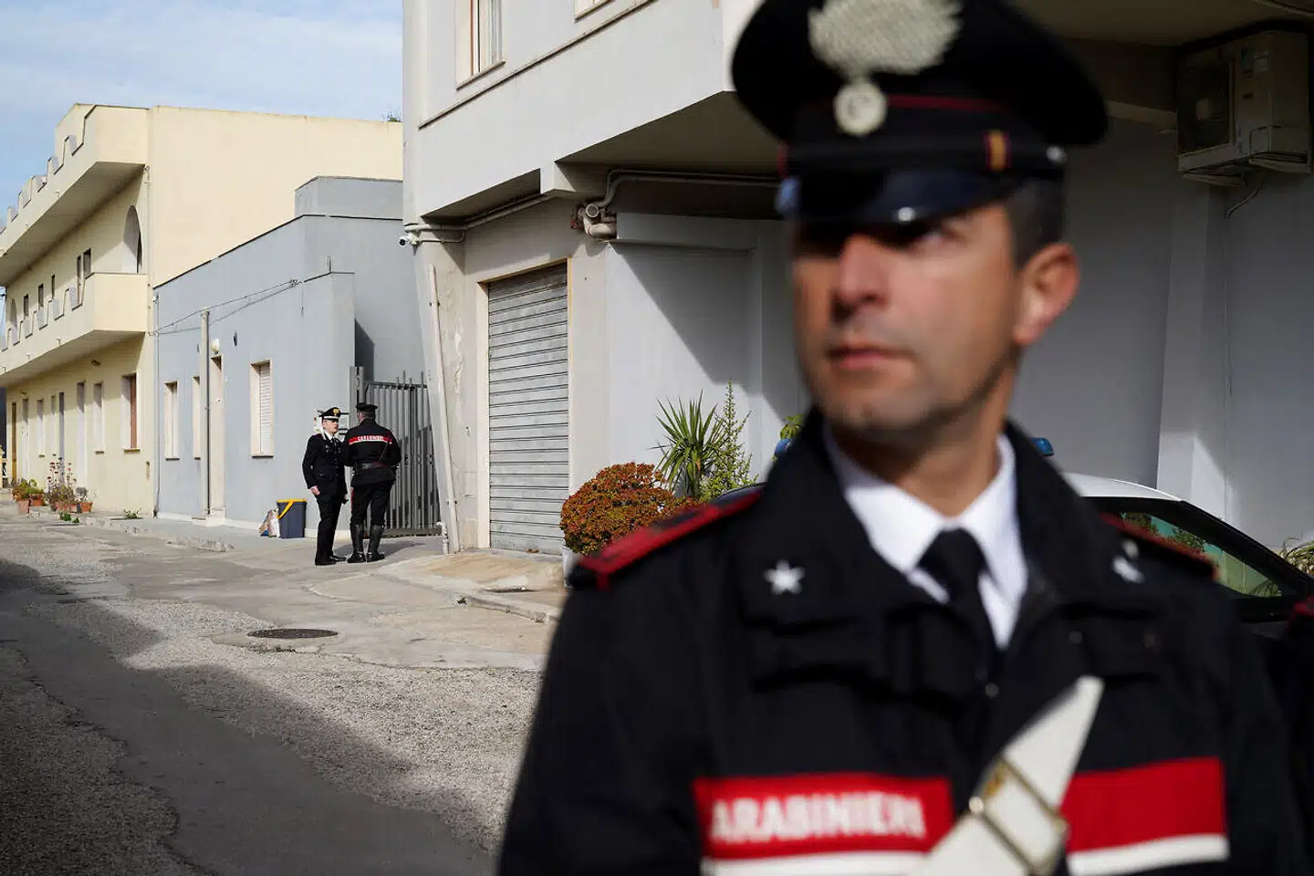 En betjent fra det italienske carabinieri-korps holder vagt uden for et af Matteo Messina Denaros i alt tre skjulesteder i Campobello di Mazara, der ligger få kilometer fra hans fødeby i det sydvestlige hjørne af Sicilien.
