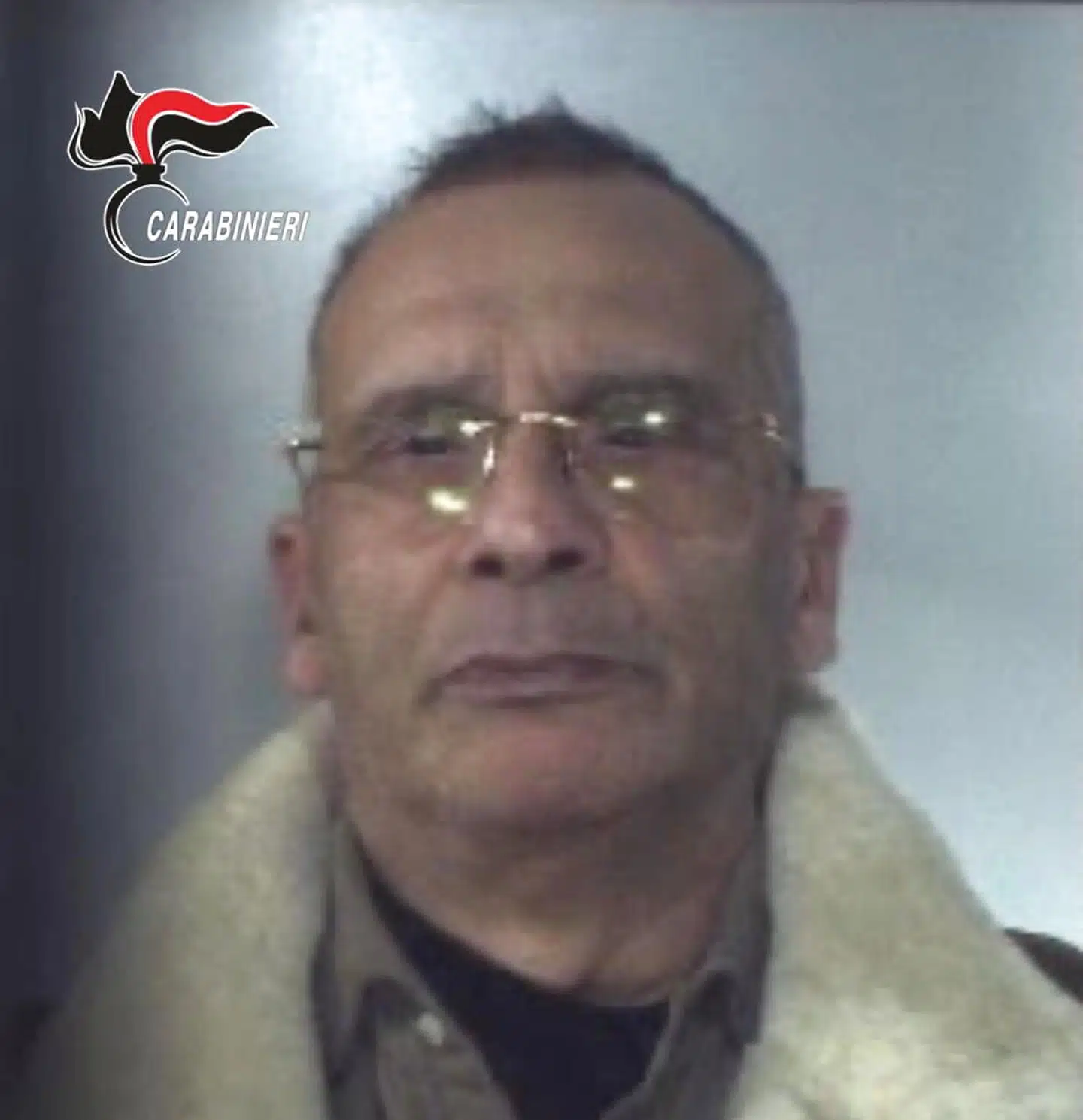 Matteo Messina Denaro på et billede taget, efter at han mandag blev anholdt. Den 60-årige mafiaboss ligner ikke længere manden på politiets fotos af eftersøgte, hævder lokale i byen, hvor han holdt til. Det kan diskuteres.