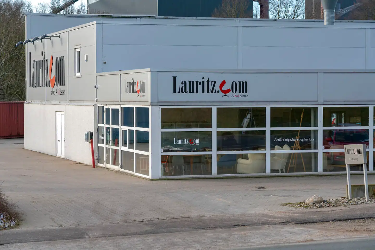 Lauritz.com formidler salg for deres brugere, men inden sælgerne får deres penge fra salget, bruger auktionshuset pengene til at skabe likviditet. I for lang tid, lyder kritikken fra både sælgere og forbrugerråd.