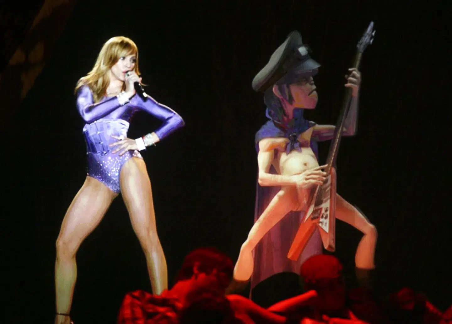 En kapitalfond der køber op i en dansk børsnoteret virksomhed ligner noget fra midten af 00erne – og det var spændende tider. Her Madonna med tegneseriebandet Gorillaz i 2006.