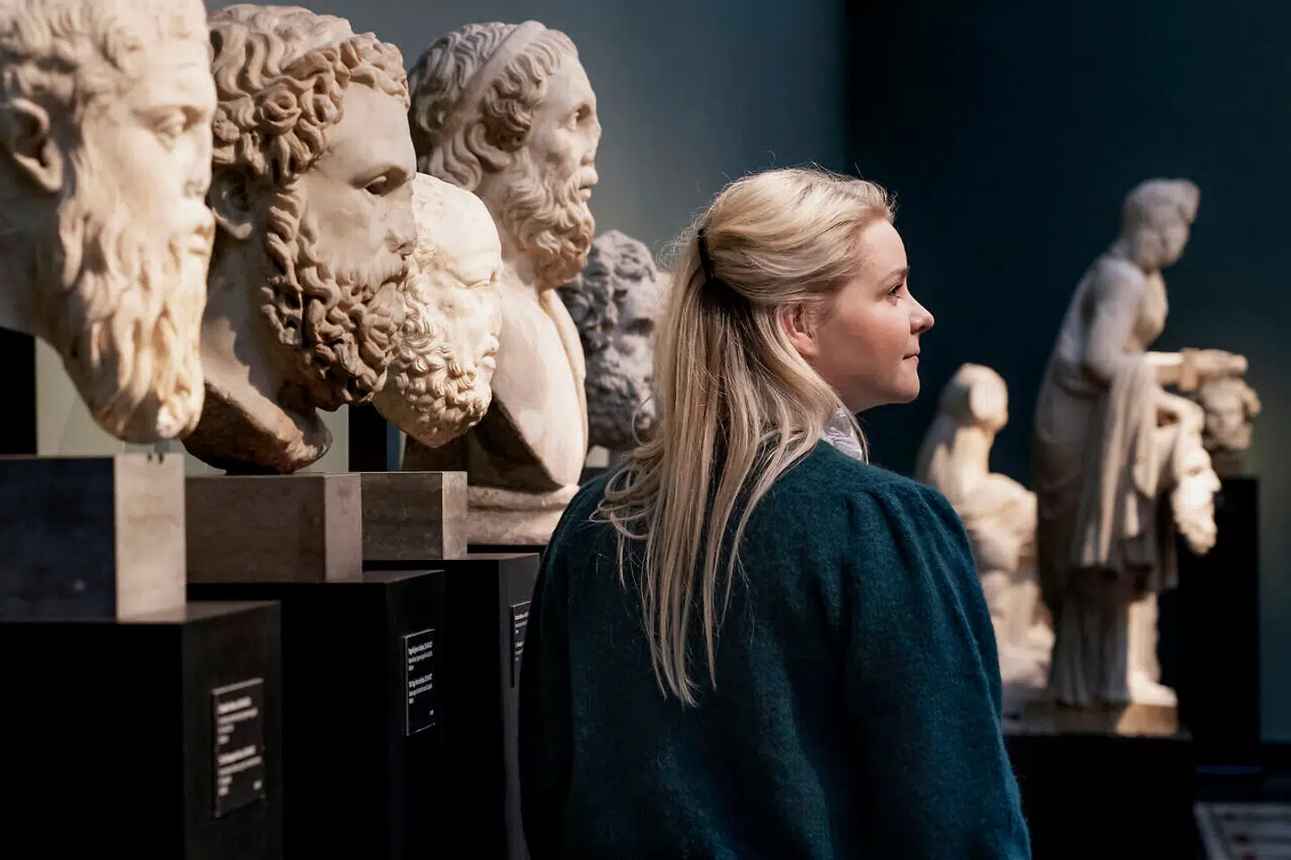 »Staten fylder ekstremt meget i individets liv. Den går meget, meget længere, end nogen regering bør tillade,« siger den liberale debattør Mia Amalie Holstein, der med udgangspunkt i filosoffer som Aristoteles vil vække diskussionen om det gode liv og det frie valg til live i det borgerlige Danmark. På billedet ses Mia Amalie Holstein på Glyptoteket i København.