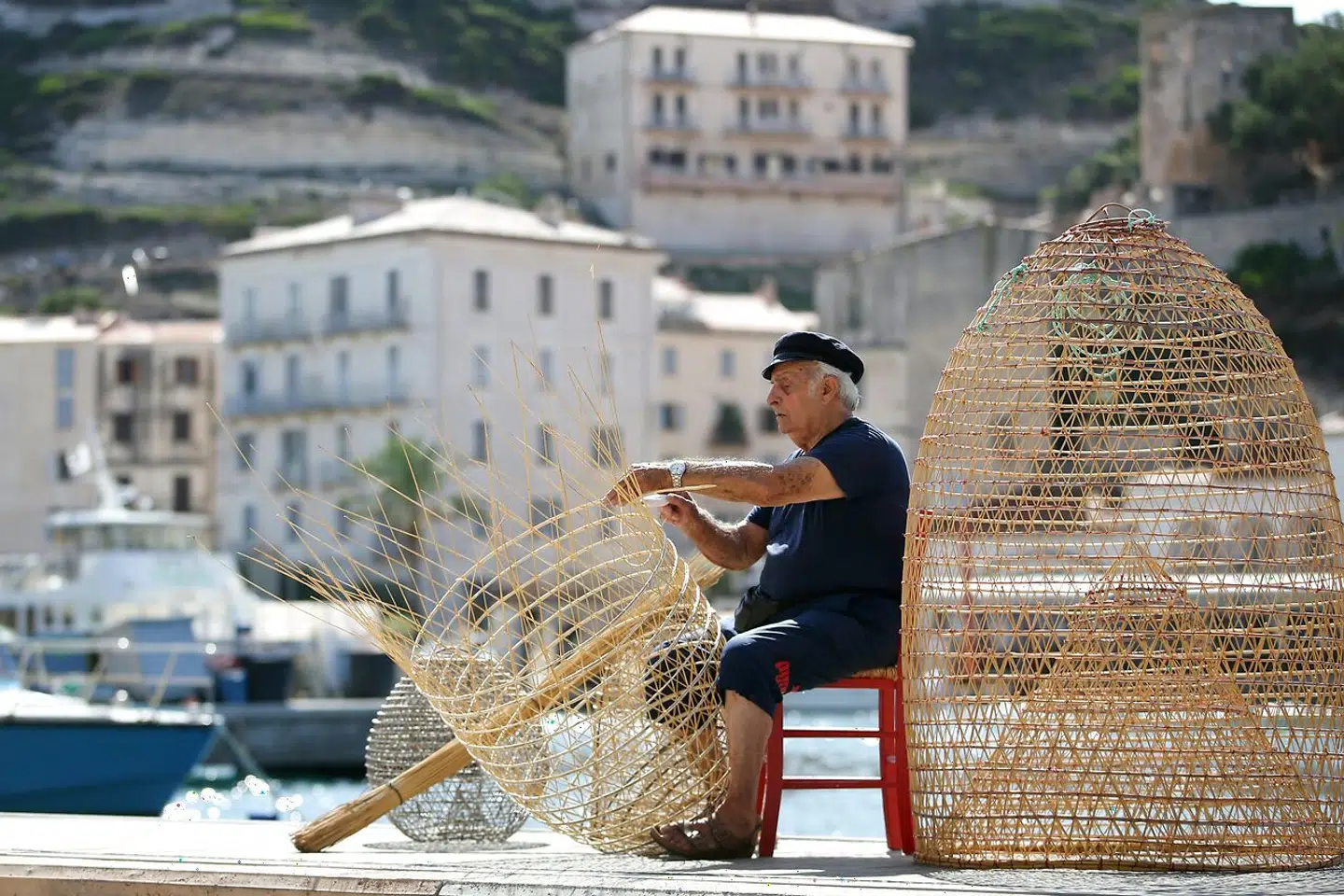 En ældre fisker er fortsat aktiv og i fuld gang med at flette ruser på havnen i korsikanske Bonifacio. Beboerne på den franske middelhavsø har ifølge Eurostats seneste opgørelse den højeste forventede levetid i Europa.