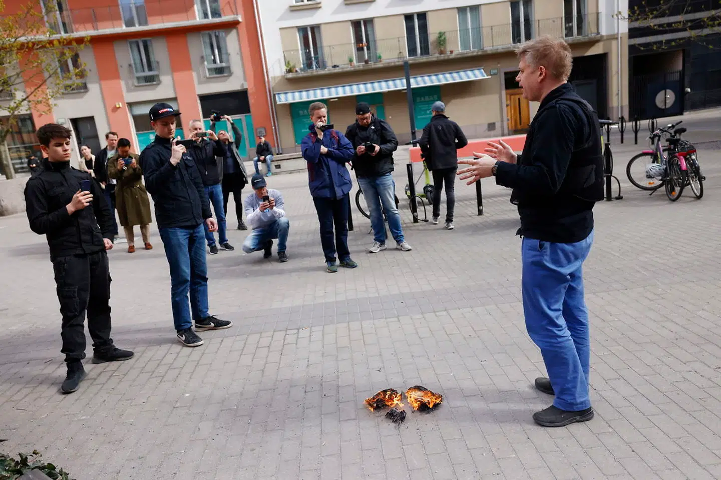 Rasmus Paludan brænder en koran af på Norra Bantorget i Stockholm i maj sidste år.