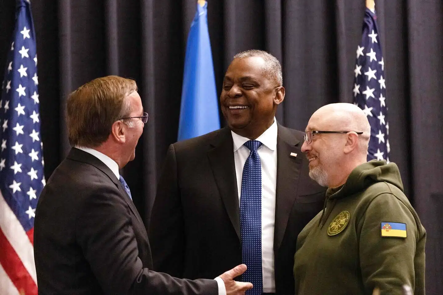 Den tyske forsvarsminister, Boris Pistorius (tv.), har kun været få dage i sit embede, før han fredag var vært for et højtprofileret møde om støtte til Ukraine sammen med USAs forsvarsminister, Lloyd Austin (midten). Her ses de sammen med den ukrainske forsvarsminister, Oleksii Reznikov.
