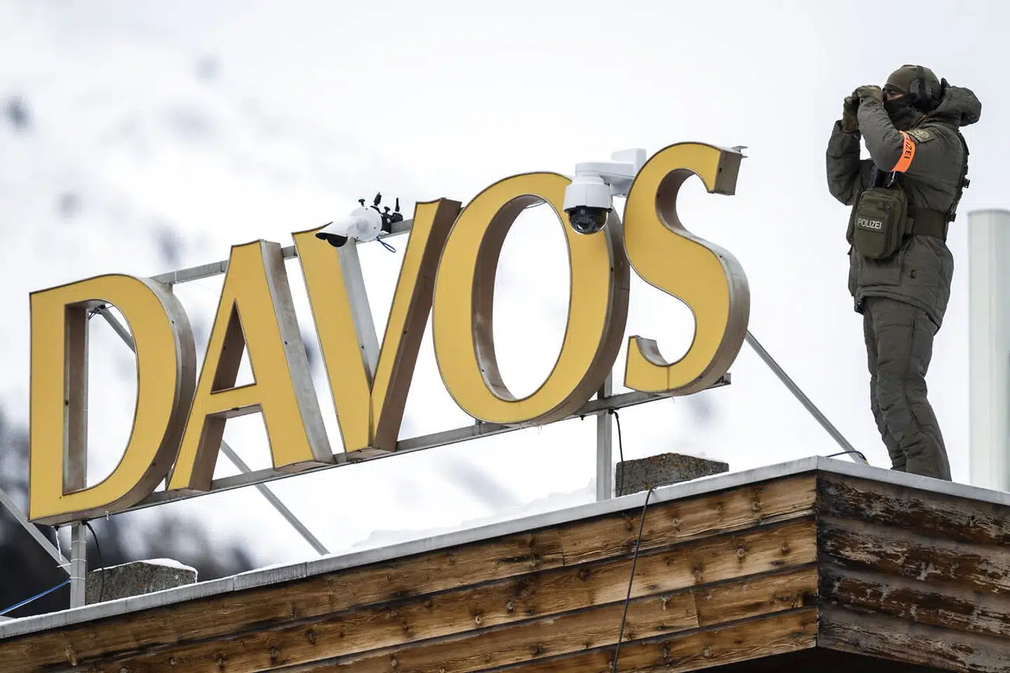 En vagt bevogter konferencestedet i Davos, Schweiz, hvor verdensledere mødes i disse dage. Her er Ferdinand »Bongbong« Marcos rejst til med et følge, der får selv USAs delegation til at ligne en forkølet børnehaveudflugt.