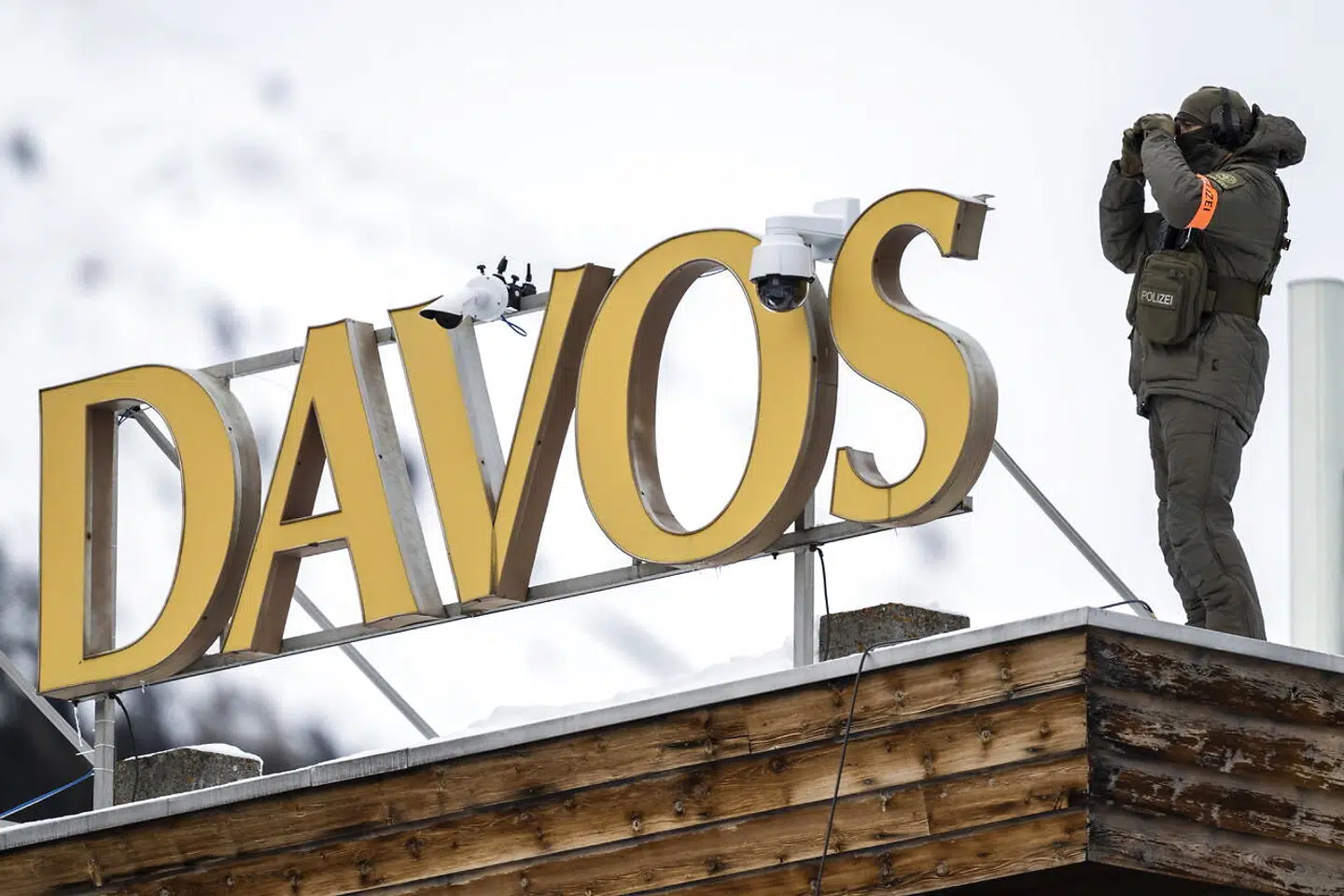 En vagt bevogter konferencestedet i Davos, Schweiz, hvor verdensledere mødes i disse dage. Her er Ferdinand »Bongbong« Marcos rejst til med et følge, der får selv USAs delegation til at ligne en forkølet børnehaveudflugt.