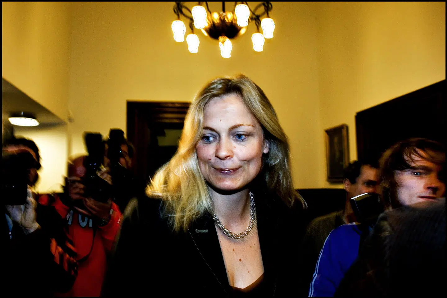 Lotte Bundsgaard forlader her det gruppemøde i Socialdemokratiets folketingsgruppe i 2006, hvor hun blev fjernet fra posten som politisk ordfører. Fredag den 20. januar fylder hun 50 år. Linda Kastrup/Ritzau Scanpix