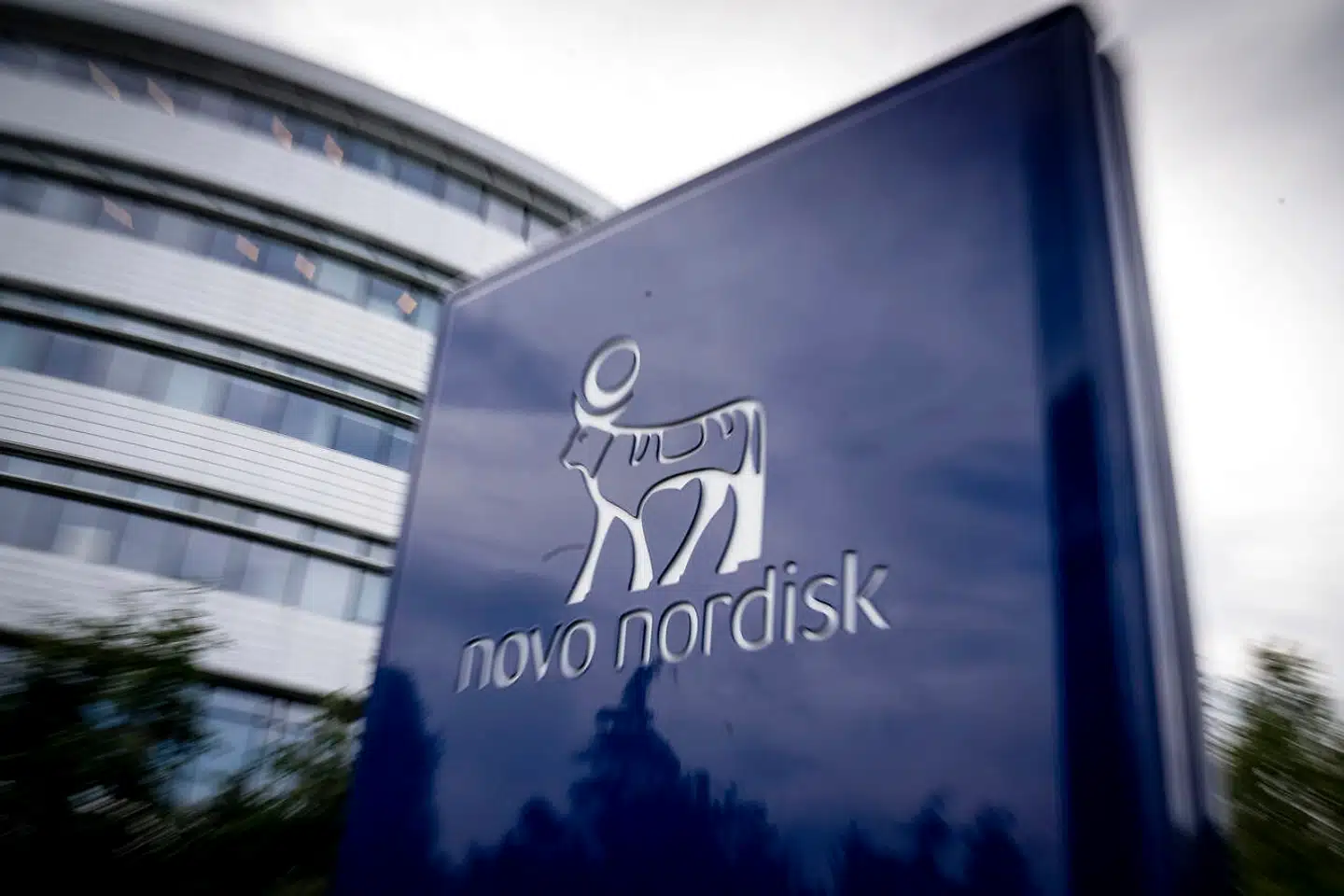 Mats Lindberg, som er formand for netværket Læger Uden Sponsor, der arbejder for industriuafhængig forskning og patientbehandling, siger til Information, at der er tale om en problematisk interessekonflikt.