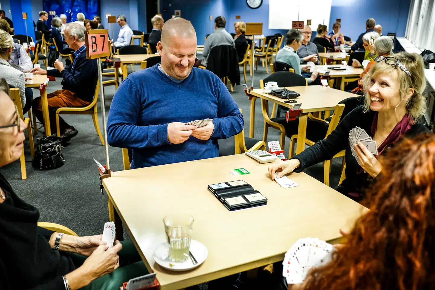 »Halvdelen af de 2.500 foreningsaktive, som deltog i Kulturministeriets undersøgelse tidligere i år, overvejer at droppe foreningsarbejdet. Halvdelen begrunder det med for meget administrativt bøvl, ikke mindst i forhold til bankerne,« skriver kronikørerne.