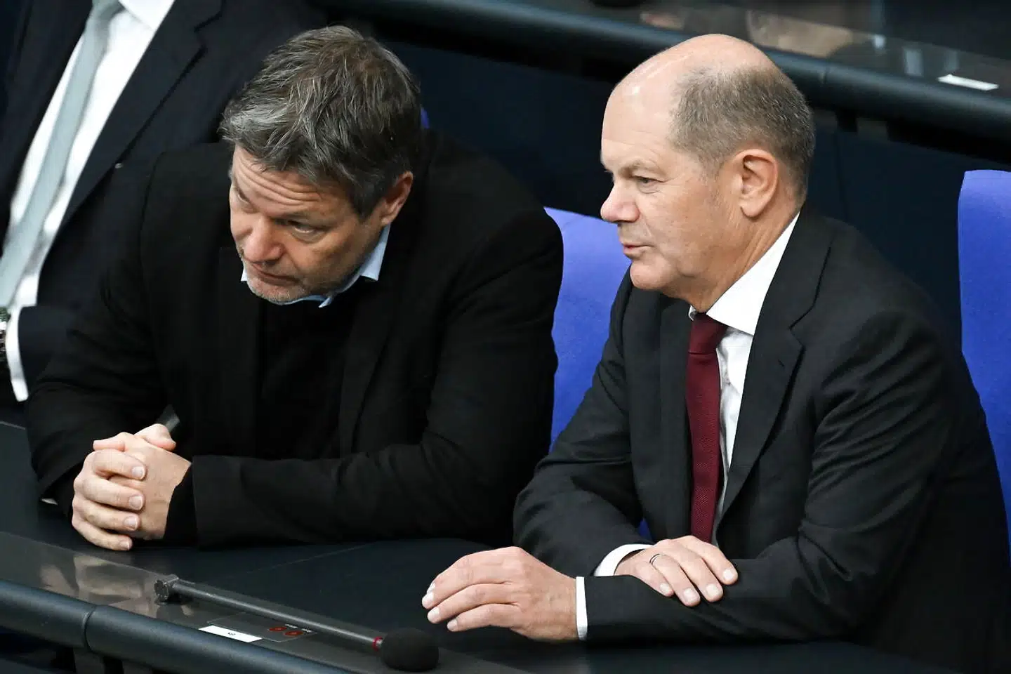 Vicekansler Robert Habeck (tv.) talte om tysk våbenhjælp til Ukraine, da det var et politisk fyord. Nu er han med til at lægge pres på kansler Olaf Scholz (th.) for, at han skal give grønt lys for levering af avancerede kampvogne til Ukraines militær.