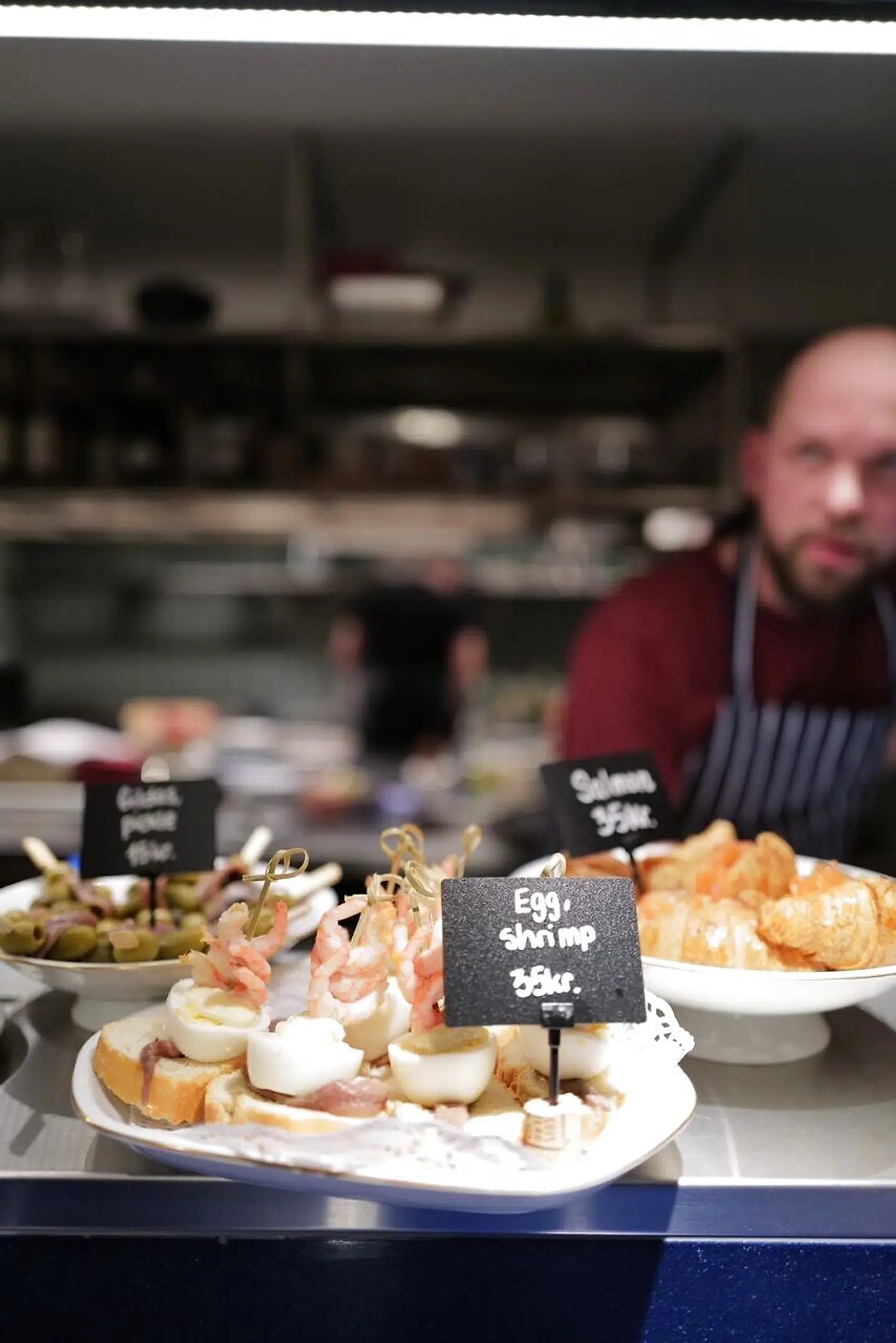Mathias Silberbauer (i baggrunden) er rykket til Ryesgade for at få mere plads til københavnere, som gerne vil spise pintxos – små tapas, som holdes sammen af en tandstik.