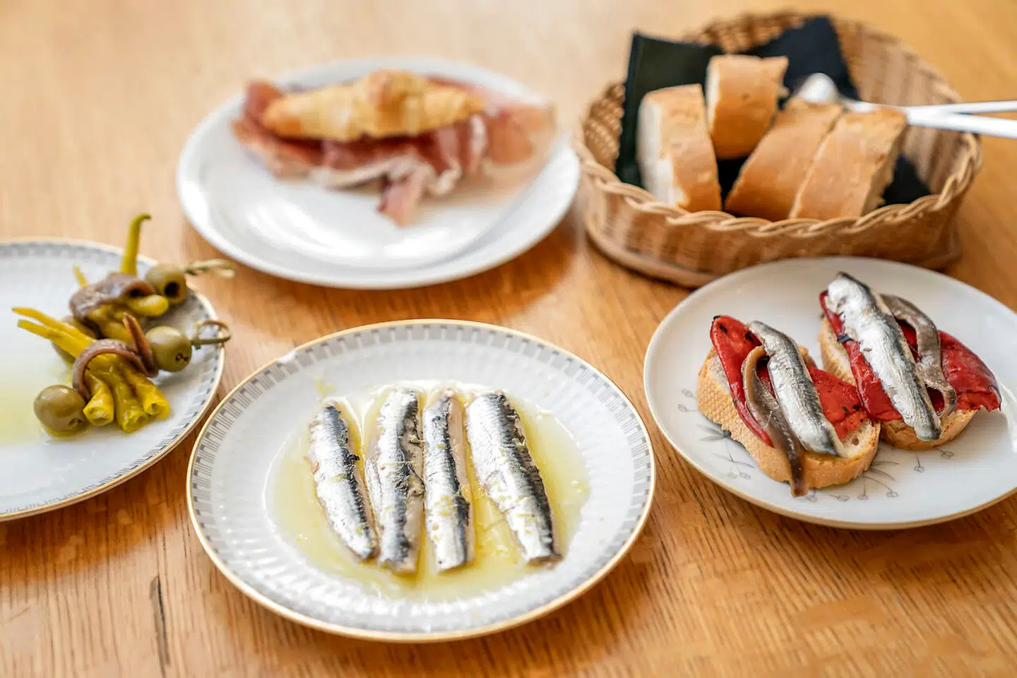 Ansjoserne og skinken hentes hjem fra Spanien, mens større fisk som pighvar og havtaske fragtes fra Vesterhavet.