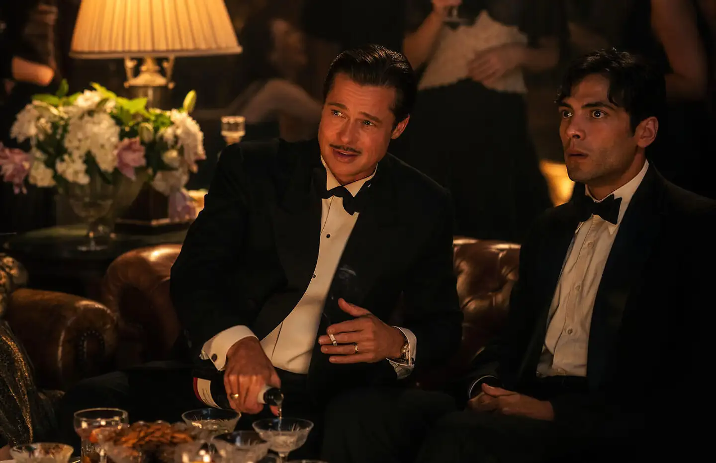 Brad Pitt spiller filmstjernen Jack Conrad, der er på toppen af sin karriere i »Babylon«. Men da stumfilm går over til lydfilm, har han svært ved at følge med. Som sin assistent hyrer han immigranten Manny (Diego Calva), der hurtigt arbejder sig op ad rangstigen i Hollywood.