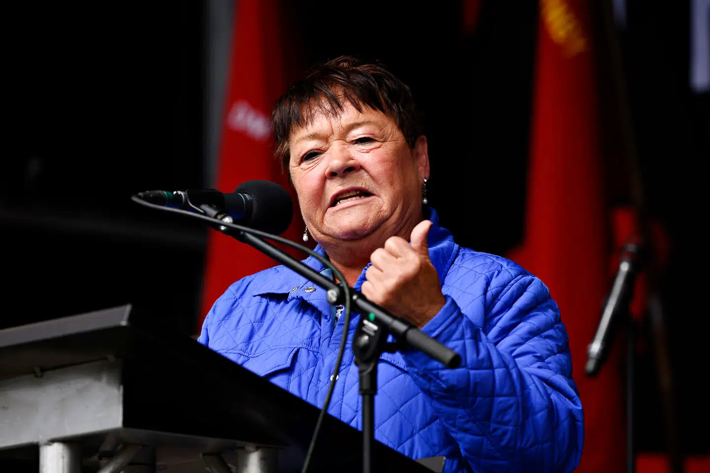 »Der fremlægges et lovforslag, hvor man direkte går ind og blander sig i, hvad arbejdsmarkedets parter har aftalt i overenskomsterne. Uden at lytte til os et eneste sekund. Uden at holde et eneste møde med os om, hvordan det ser ud. Det, der er fremlagt, synes vi er direkte sjusk,« siger Mona Striib i »Pilestræde«.