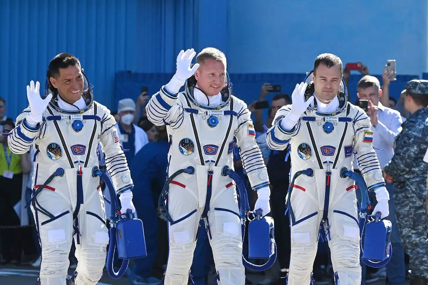 Den amerikanske astronaut Frank Rubio (tv.) og de to russiske kosmonauter Sergey Prokopyev (midten) og Dmitri Petelin befinder sig lige nu på Den Internationale Rumstation (ISS). Arkivfoto: Natalia Kolesnikova/AFP/Ritzau Scanpix