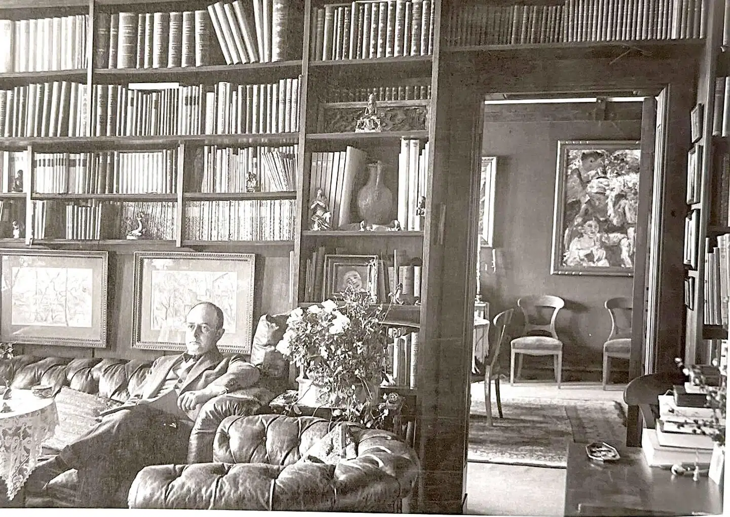 Den tyske professor og kunsthistoriker Curt Glaser var ven med Edvard Munch. Han købte kunstnerens store maleri »Dans på stranden« i 1912, men måtte sælge det i 1934 for at kunne flygte fra jødeforfølgelserne i Tyskland. Her er han fotograferet i sit bibliotek.