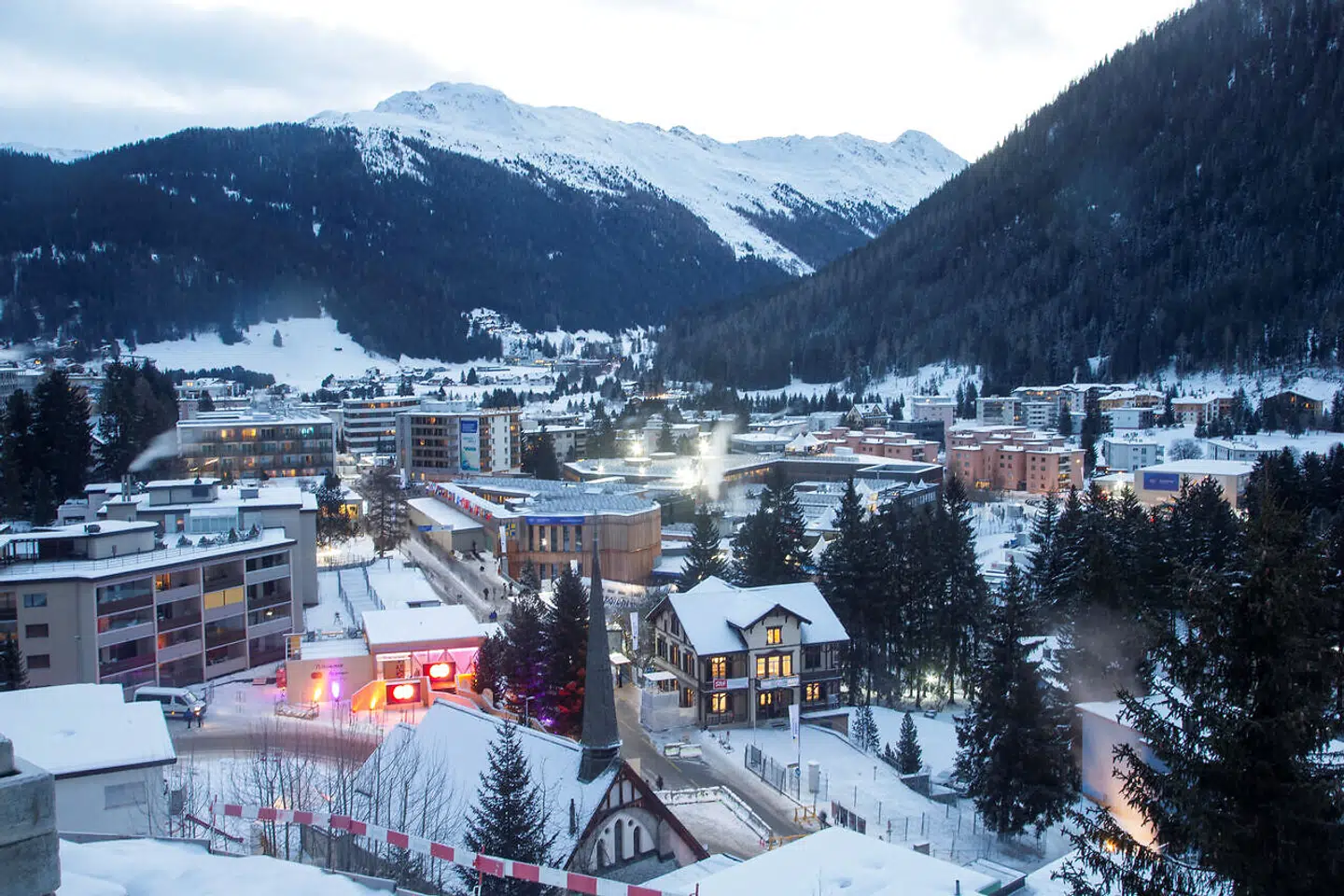 Den friske luft i alpebyen Davos i Schweiz gør på mange måder godt. Der er en noget mere optimistisk stemning på det 53. verdensøkonomiske topmøde i denne uge end for et år siden.