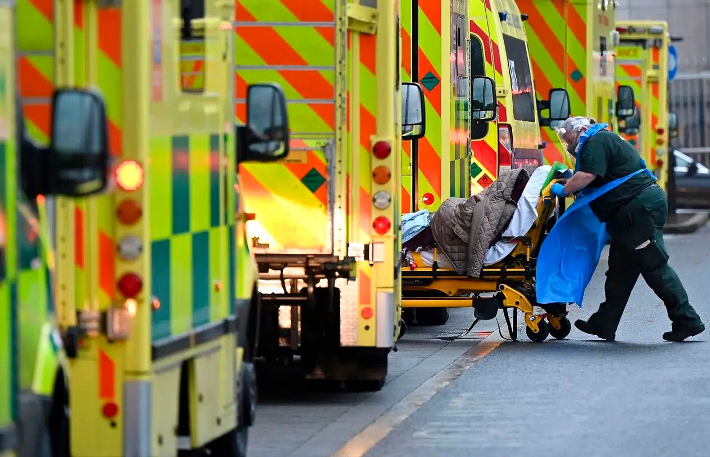 Ambulancer holdt i kø uden for Royal London Hospital i det østlige London i januar 2021 under coronaepidemien. Nu bekræfter flere medarbejderorganisationer, at der også er forekommet ambulancekøer ved akutmodtagelsen på et dansk hospital.