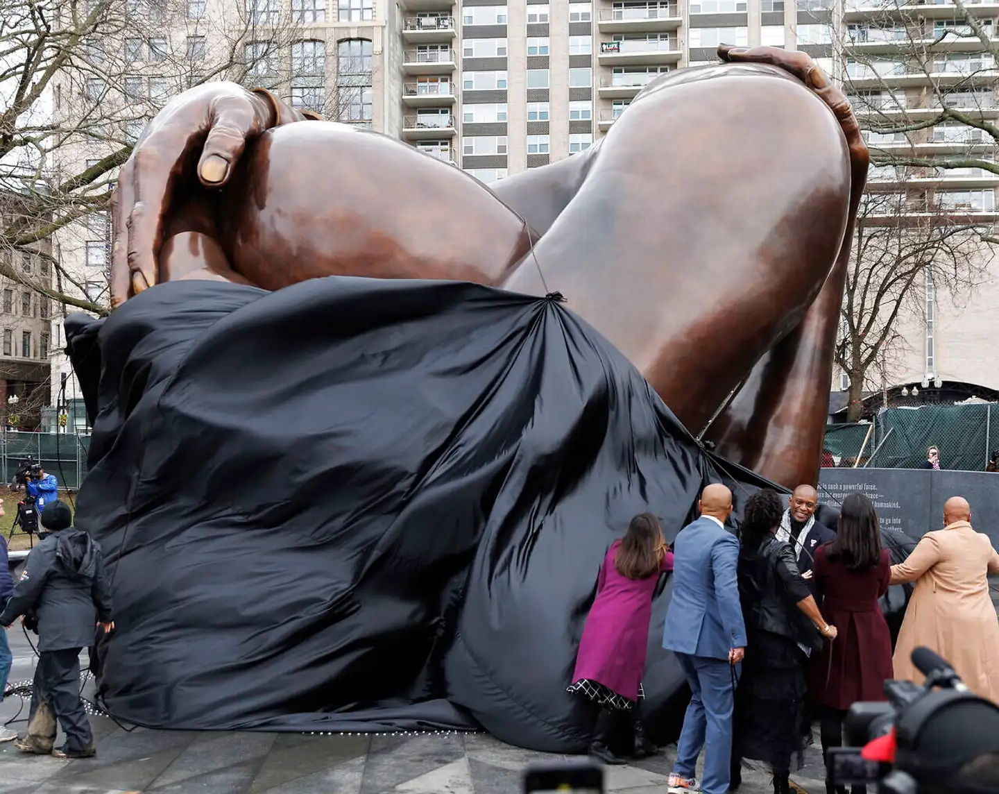 Hank Willis Thomas (tredje fra højre) under afsløringen i weekenden af mindestatuen for Martin Luther King Jr., »The Embrace«, i Boston. Den over seks meter høje statue er inspireret af et berømte foto af borgerrettighedsforkæmperen og hans hustru, Loretta Scott King.