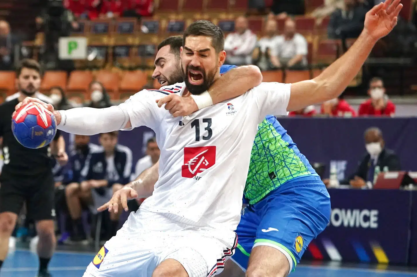 Nikola Karabatic - til venstre - og Frankrig kommer videre til mellemrunden ved VM i herrehåndbold i Sverige og Polen med maksimumpoint efter en sejr over Slovenien i sidste gruppekamp. Janek Skarzynski/Ritzau Scanpix