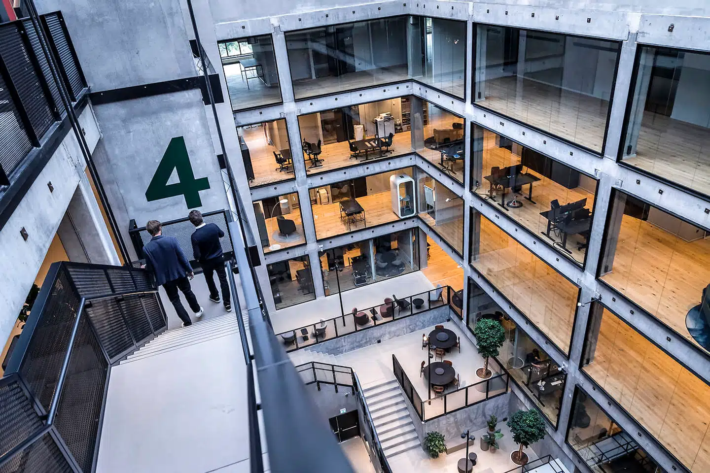 »Jeg har via mit netværk besøgt en del kontorer det sidste år, og det slår mig, hvor røvsygt det er med halvtomme lokaler. Store kontorer gearet til vækst, og så sidder der folk på hver fjerde plads og forsøger at skabe stemning.«